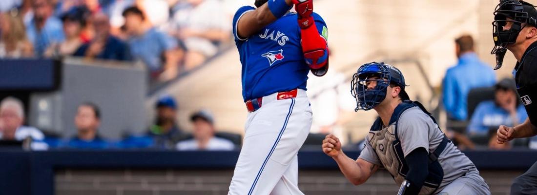 Vladimir Guerrero Jr. frappe un coup de circuit lors du premier match contre les Yankees de New York. (Photo tirée de la page Facebook des Blue Jays de Toronto.) Vladimir Guerrero Jr. frappe un coup de circuit lors du premier match contre les Yankees de New York. (Photo tirée de la page Facebook des Blue Jays de Toronto.)