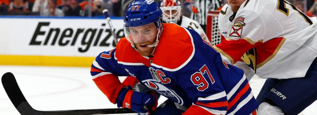 Connor McDavid se bat pour la rondelle lors du deuxième match des séries éliminatoires de la Coupe Stanley. (Photo via Facebook.) Connor McDavid se bat pour la rondelle lors du deuxième match des séries éliminatoires de la Coupe Stanley. (Photo via Facebook.)