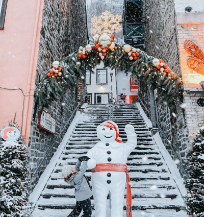 La mascotte du Carnaval de Québec, Bonhomme Carnaval, dans le Vieux-Québec (photo via la page Instagram du Carnaval de Québec.)