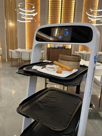 Les robots peuvent apporter de la nourriture aux clients d’un restaurant. (Photo : Megan Rowley, via Facebook.)
