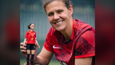 Christine Sinclair et la poupée Barbie créée en son honneur. (Photo : CNW Group/Mattel Canada.)