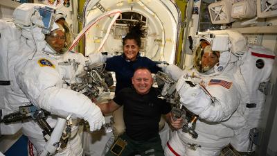 Les astronautes Suni Williams et Butch Wilmore rejoignent d’autres astronautes à bord de la Station spatiale internationale. (Photo via la page Facebook de la Station spatiale internationale.)