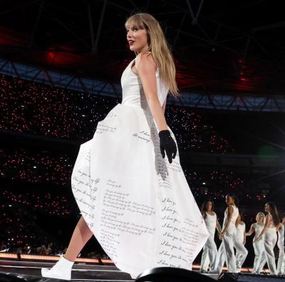 Taylor Swift sur scène à Toronto, alors que la tournée Eras tire à sa fin. (Photo : The Eras Tour via X.)