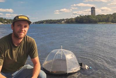 Matt Margeson, professeur à l’université Dalhousie a contribué à la mise au point d’un appareil qui transforme l’eau salée en eau douce. (Photo via la page Facebook de l’université Dalhousie)