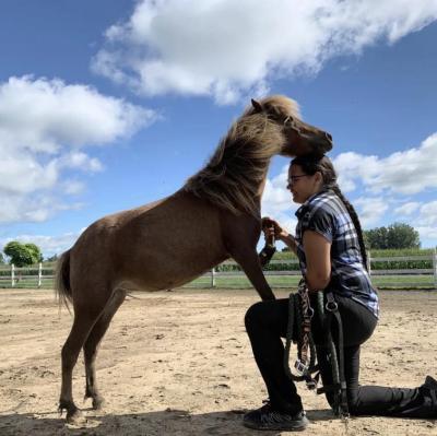 Zhawanoogbiik Danielle Riley prend soin de chevaux et d’autres animaux au Riley Ranch On Three Fires. (Photo via Facebook.)