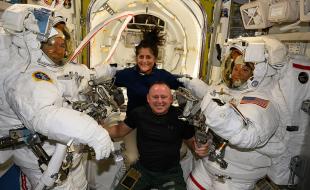 Les astronautes Suni Williams et Butch Wilmore rejoignent d’autres astronautes à bord de la Station spatiale internationale. (Photo via la page Facebook de la Station spatiale internationale.)