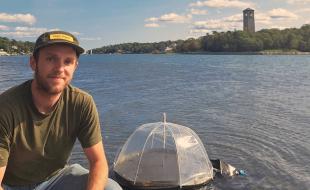 Matt Margeson, professeur à l’université Dalhousie a contribué à la mise au point d’un appareil qui transforme l’eau salée en eau douce. (Photo via la page Facebook de l’université Dalhousie)